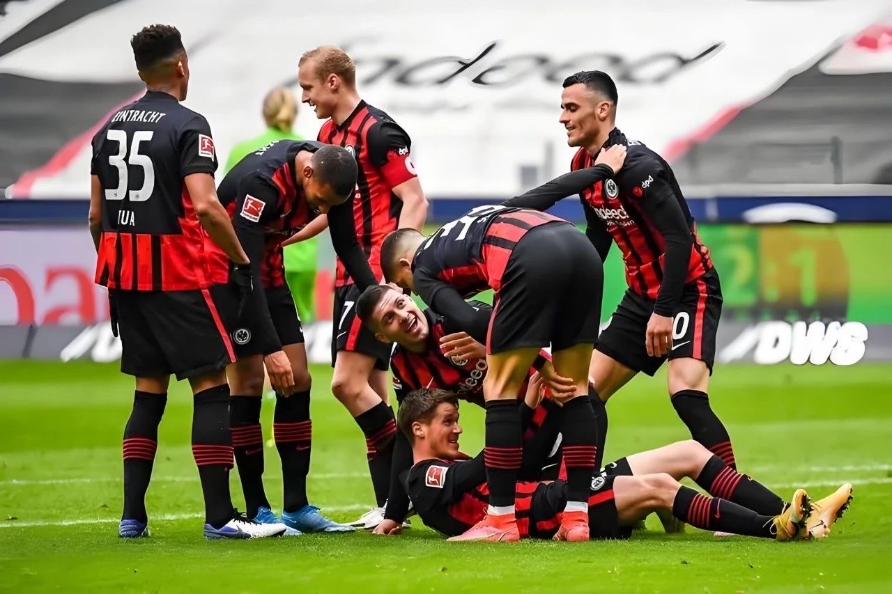 关于欢呼雀跃的足球场上,球员们全力以赴挑战对手的信息 关于欢呼雀跃的足球场上,球员们全力以赴挑战对手的信息