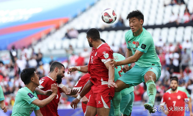 aoa体育培训-足球联赛的结果充满悬念，球迷着急等待揭晓(足球联赛的意思)