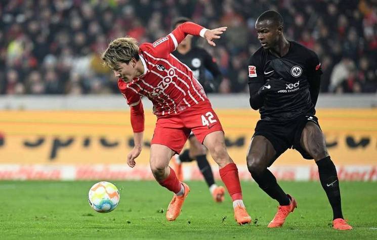 aoa体育课程-弗兰克福客场大胜，客场气势如虹