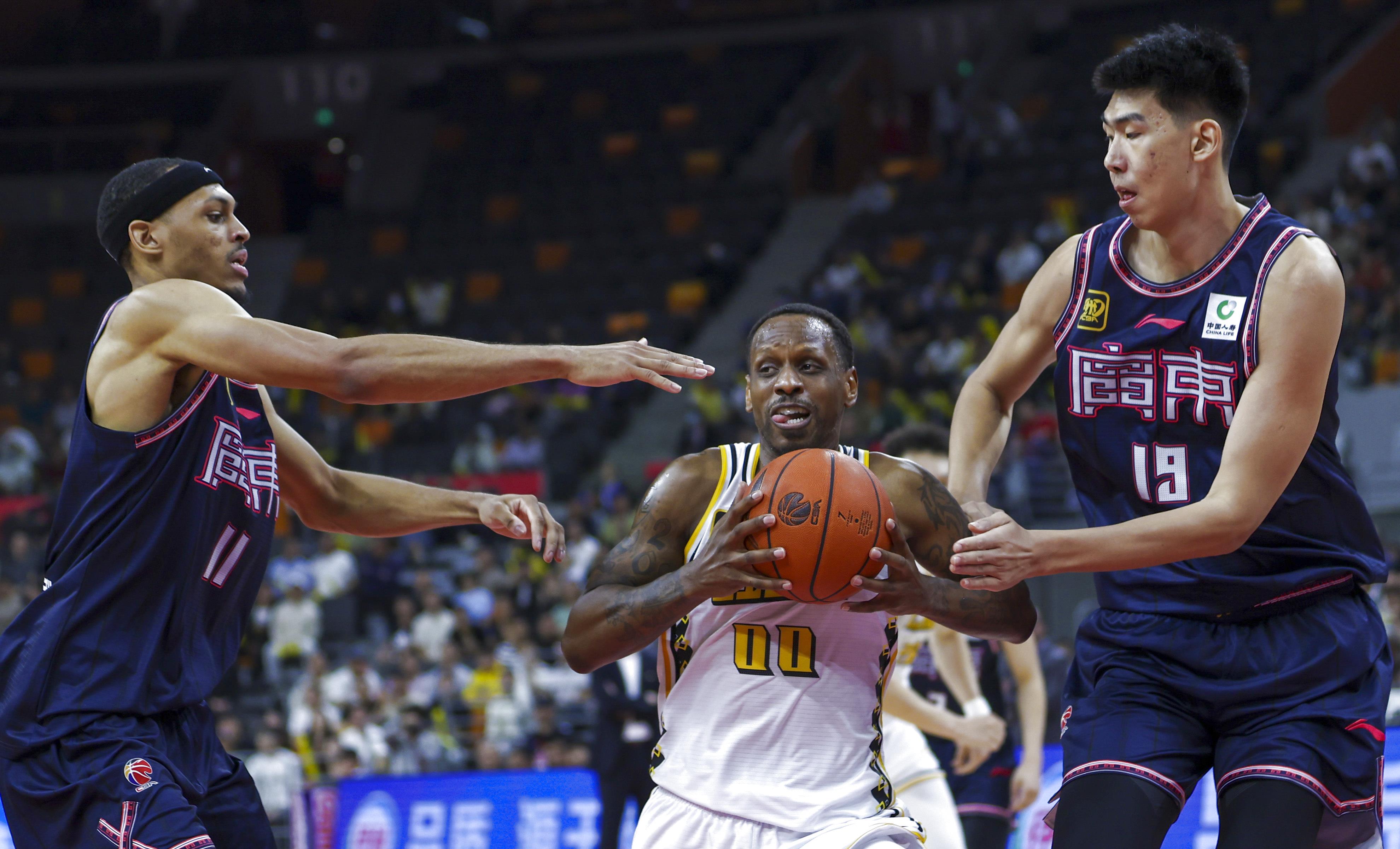 aoa体育课程-包含国内职业篮球比赛引发球迷热议，激烈角逐不停歇的词条