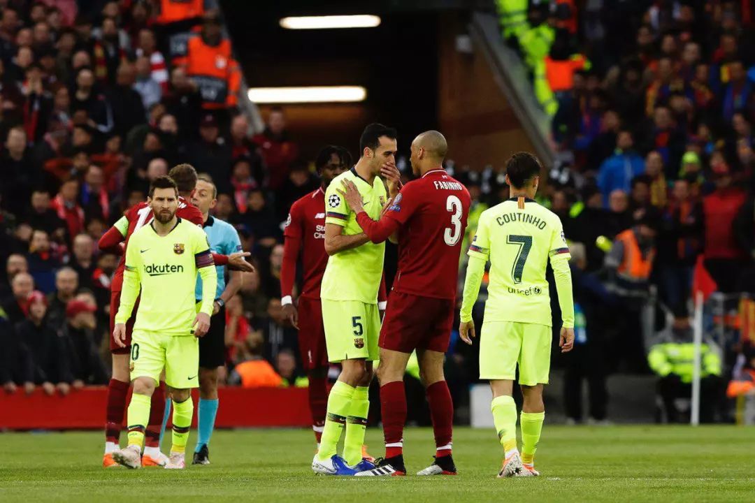 巴萨主场告负,球迷纷纷批评教练 巴萨主场告负,球迷纷纷批评教练