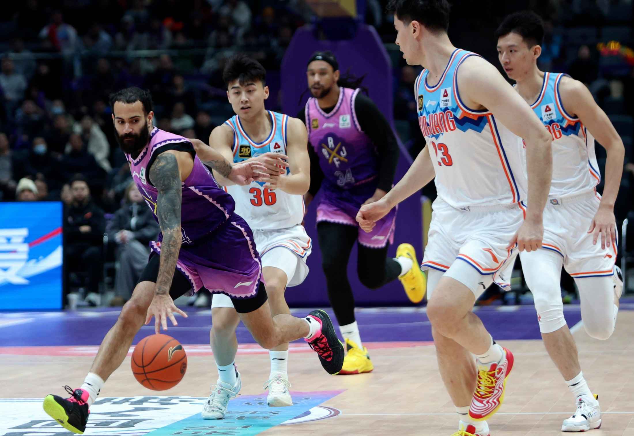 球队后卫出色发挥，带领球队取胜