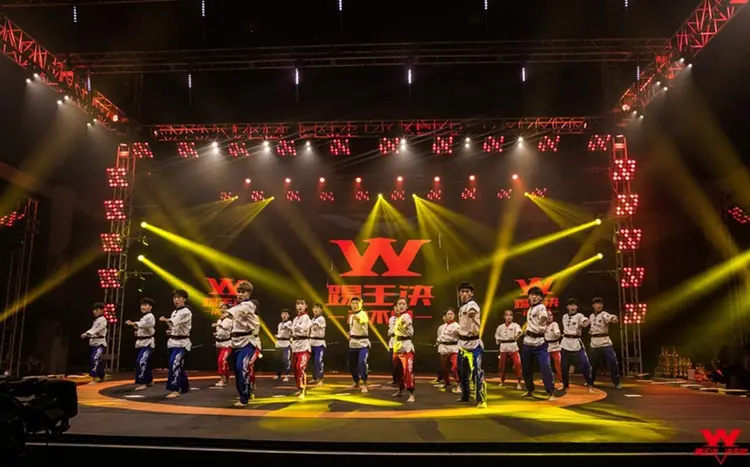 aoa体育课程-足球场上豪情壮志，热血激荡