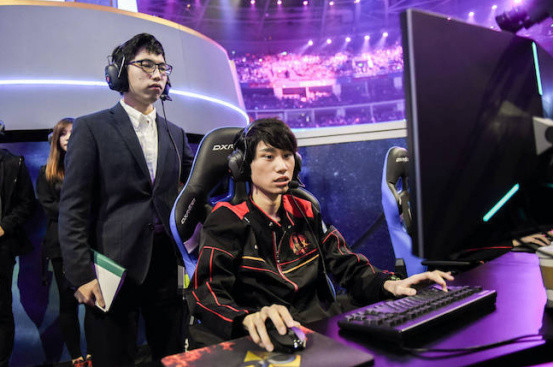 关键比赛中，战马战队翻盘成功，成为当日焦点的简单介绍