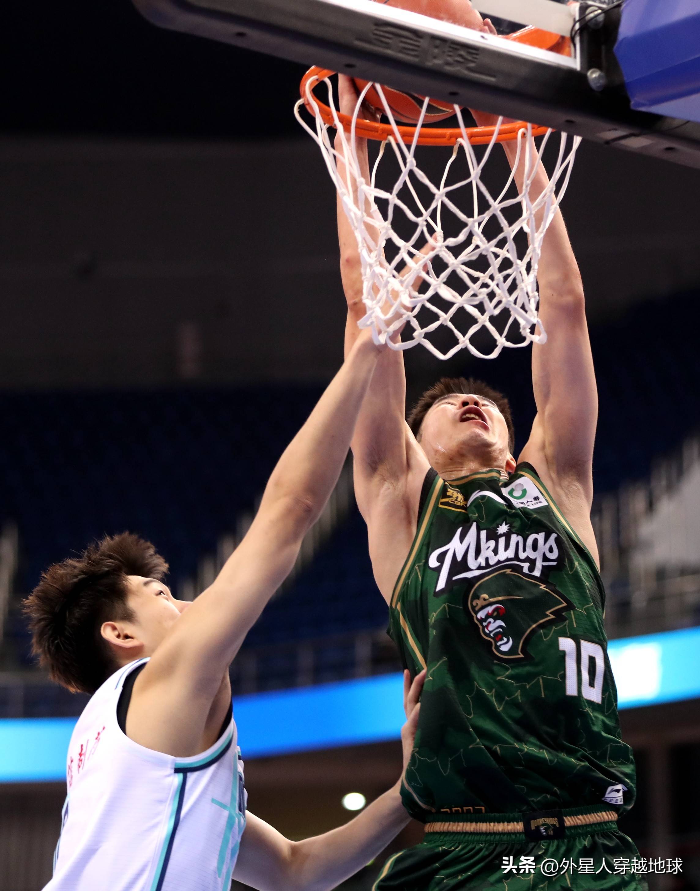 精彩一瞬间!球员投篮绝杀引发观众欢呼的简单介绍 精彩一瞬间!球员投篮绝杀引发观众欢呼的简单介绍