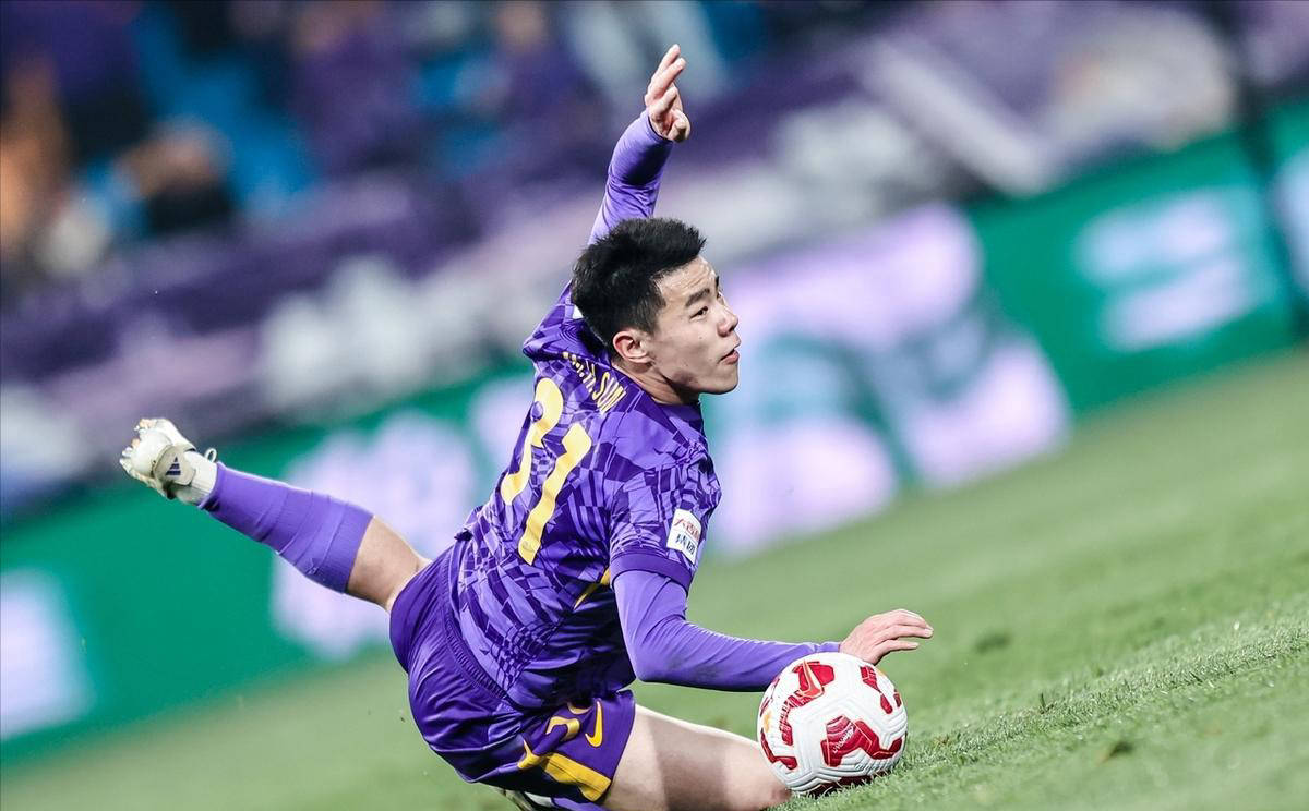 中超联赛精彩纷呈,球员们技术精湛 中超联赛精彩纷呈,球员们技术精湛