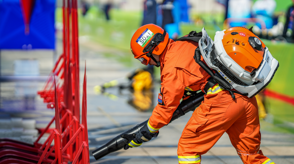 强队对决全力拼搏赛场上悬念四起