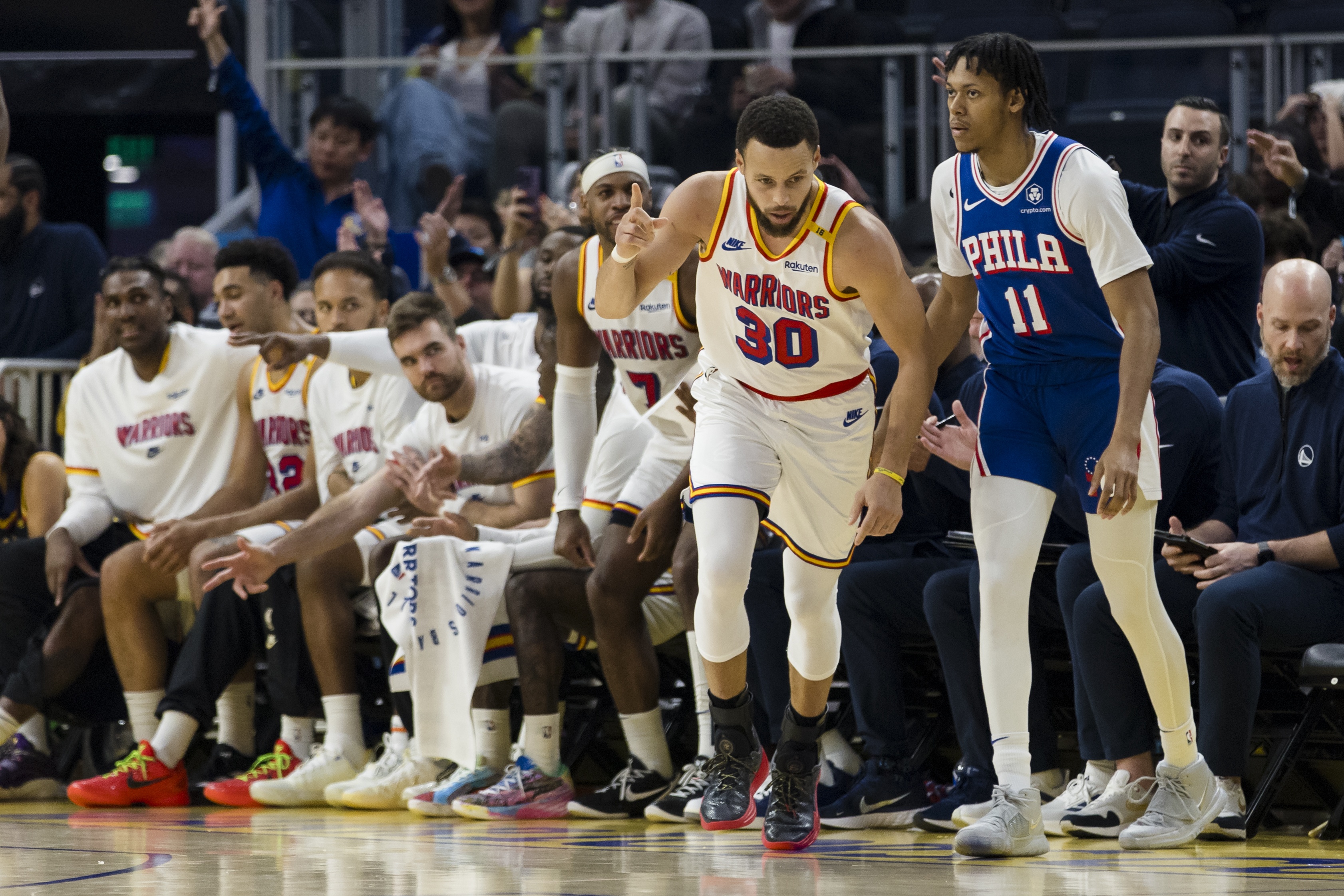 勇士主场胜马刺，绿军压哨射中