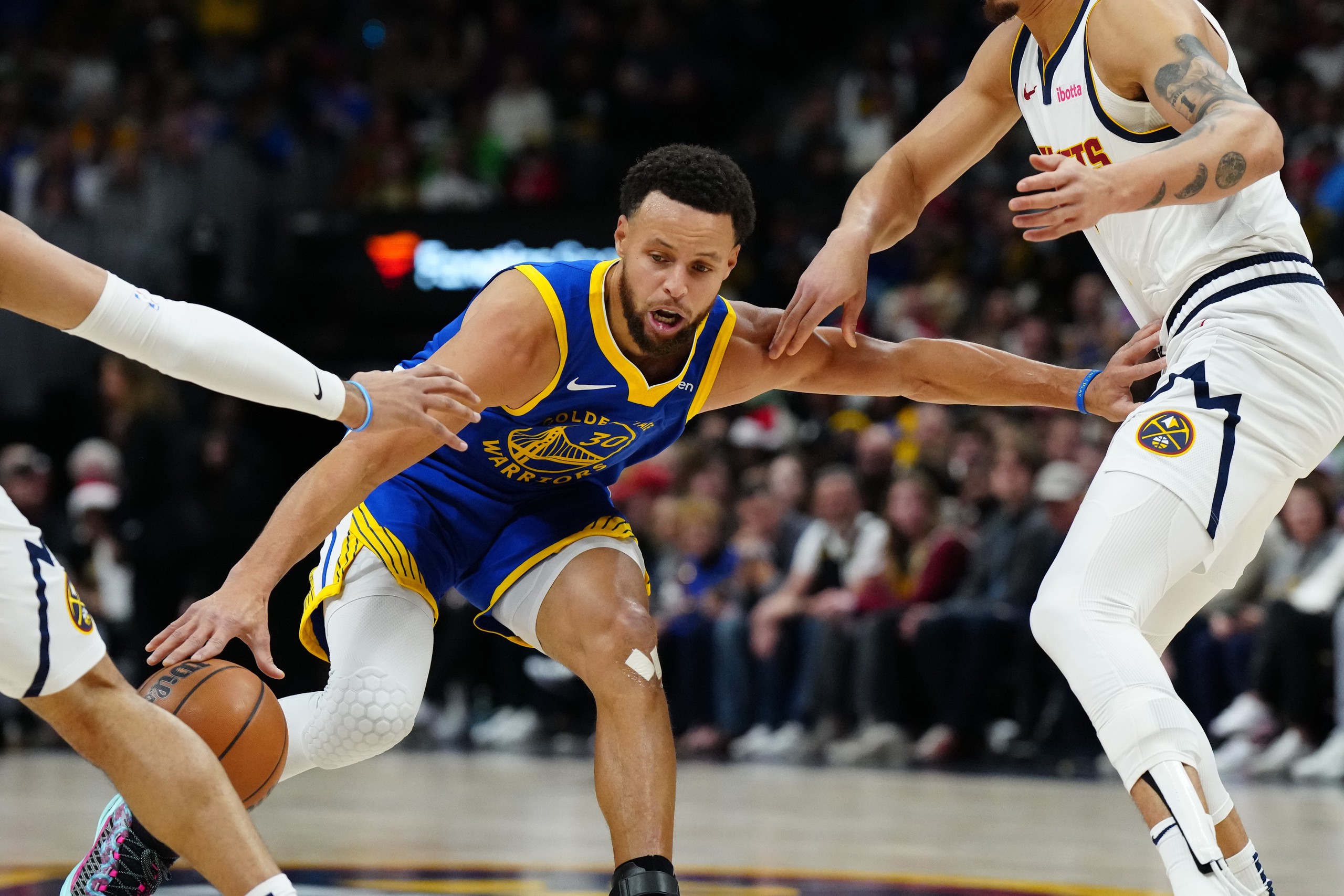 勇士大胜掘金,取得胜利 勇士大胜掘金,取得胜利